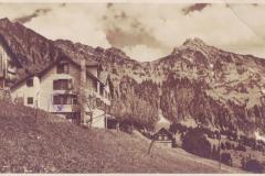 Kurhaus Lüsis ob Walenstadt gegen Sichelkamm, Poststempel vom 13.07.1928. Aufnahme und Verlag von Jean Gaberell, Thalwil, Nr. 8424