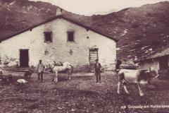 Grossalp ob Kunkelspass um 1913, kurz nach der Einweihung des Clubzimmers der Sektion Rhätia. Aufnahme von Max Frei, St. Gallen, Nr. 418