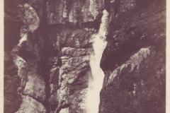 Oberer Kreuzbachfall bei Vättis um 1920. Aufnahme von Friedrich Wilhelm Sprecher, Vättis