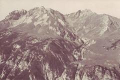 Alp Calvina um 1925, mit Drachenberg, Vättnerkopf, Zanaihorn und Vättnerberg. Aufnahme von Friedrich Wilhelm Sprecher, Vättis