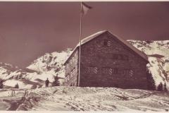 Skihaus Zürich (Neuer Skiclub Zürich) am Piz Sol um 1930. Aufnahme und Verlag von Jean Gaberell, Thalwil, Nr. 12337